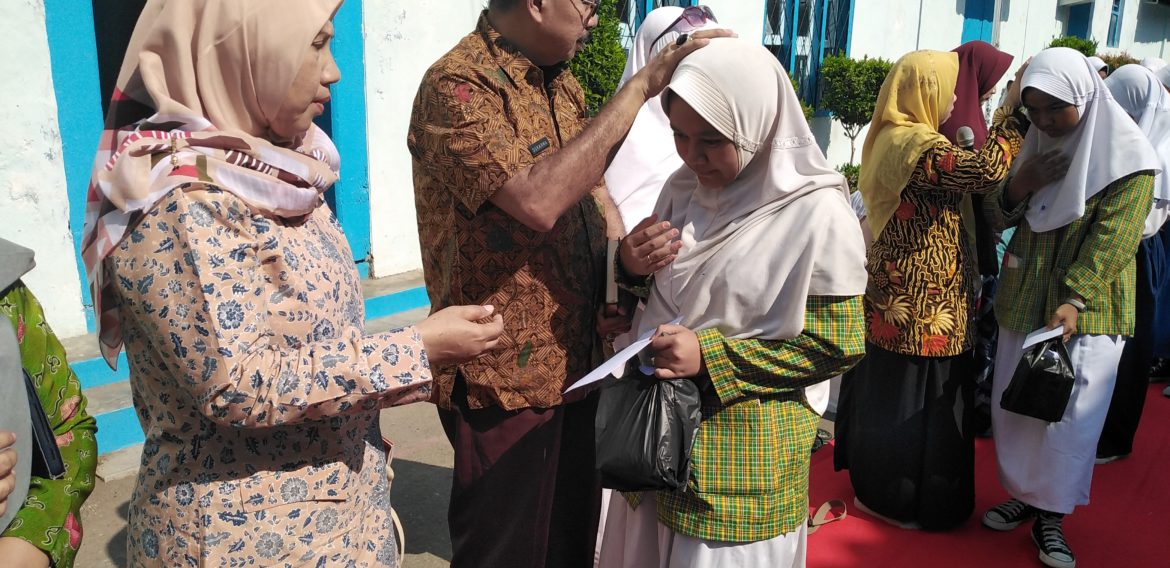 Menyantuni Anak Yatim Piatu 10 Muharram 1441 H