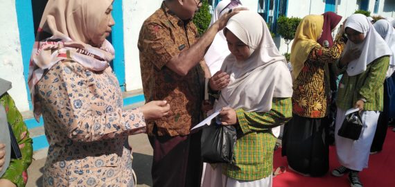 Menyantuni Anak Yatim Piatu 10 Muharram 1441 H