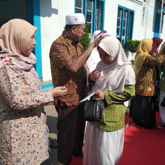 Menyantuni Anak Yatim Piatu 10 Muharram 1441 H